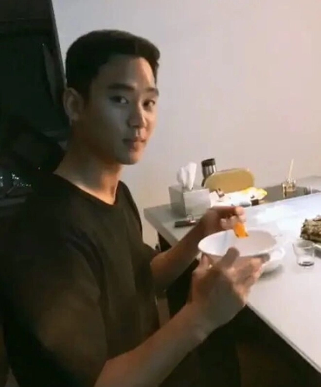 Kim soo hyun khóc suốt gần 1 tiếng họp báo về scandal tình ái tuyên bố kiện ngược đòi bồi thường 208 tỷ - 12