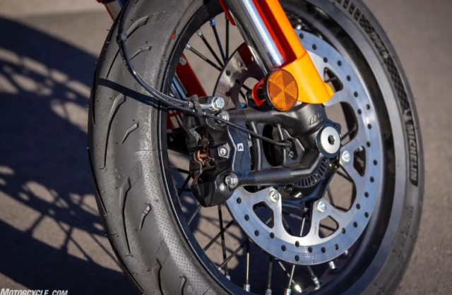 Ktm 390 smc r 2025 khi niềm vui lái xe không cần đến túi tiền dày - 4