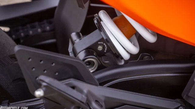 Ktm 390 smc r 2025 khi niềm vui lái xe không cần đến túi tiền dày - 5