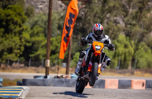 Ktm 390 smc r 2025 khi niềm vui lái xe không cần đến túi tiền dày - 6