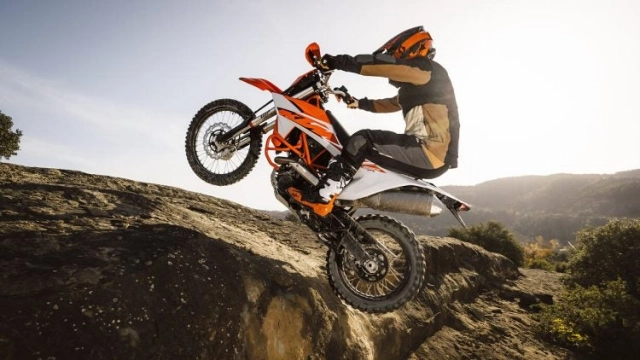 Ktm 690 enduro 2026 trở lại đường đua với trái tim mới và công nghệ xứng tầm kỷ nguyên số - 1