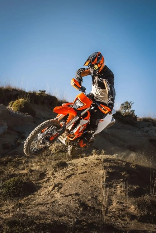Ktm 690 enduro 2026 trở lại đường đua với trái tim mới và công nghệ xứng tầm kỷ nguyên số - 2