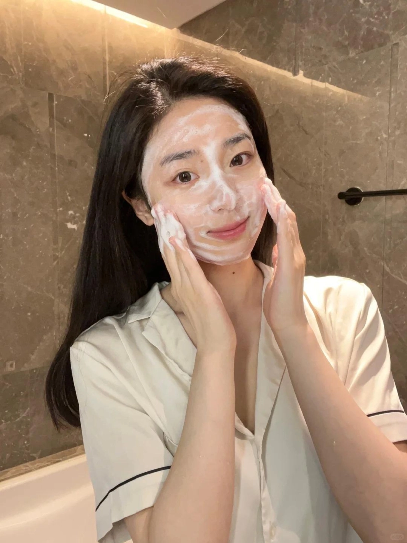 Làm sạch da kỹ lưỡng nhưng vẫn mụn đầu đen vẫn xuất hiện có phải vì dùng sai loại sữa rửa mặt - 6