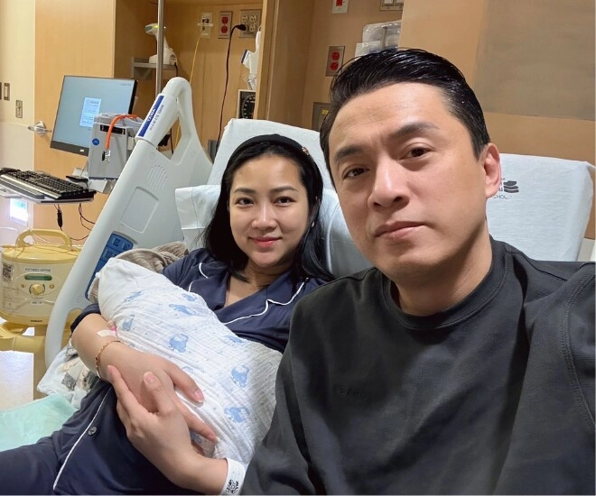 Lam trường đón con thứ 2 với bà xã kém 17 tuổi khoe khung cảnh ái nữ quấn quýt bên em trai vừa chào đời - 1
