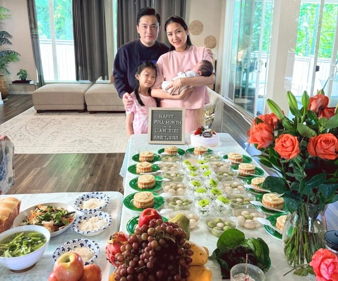 Lam trường dọn mâm đầy tháng hoành tráng ở mỹ cho con thứ 3 khoe diện mạo quý tử khôi ngô từ bé - 1