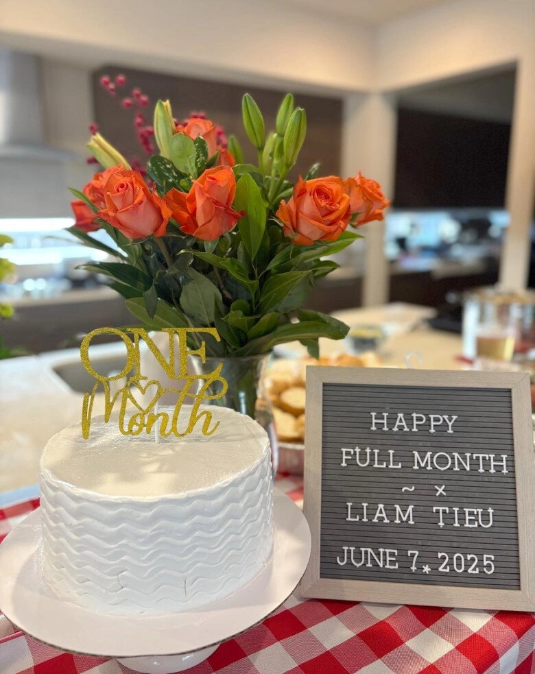 Lam trường dọn mâm đầy tháng hoành tráng ở mỹ cho con thứ 3 khoe diện mạo quý tử khôi ngô từ bé - 3