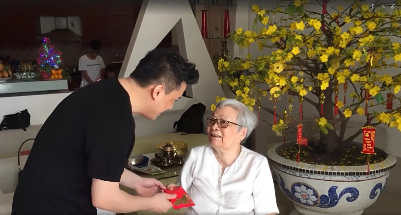 Lam trường nghẹn ngào báo tin mẹ qua đời bà xã yến phương đăng khoảnh khắc mẹ chồng quấn quýt bên cháu nội - 5