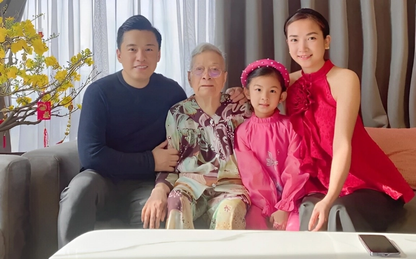 Lam trường nghẹn ngào báo tin mẹ qua đời bà xã yến phương đăng khoảnh khắc mẹ chồng quấn quýt bên cháu nội - 6
