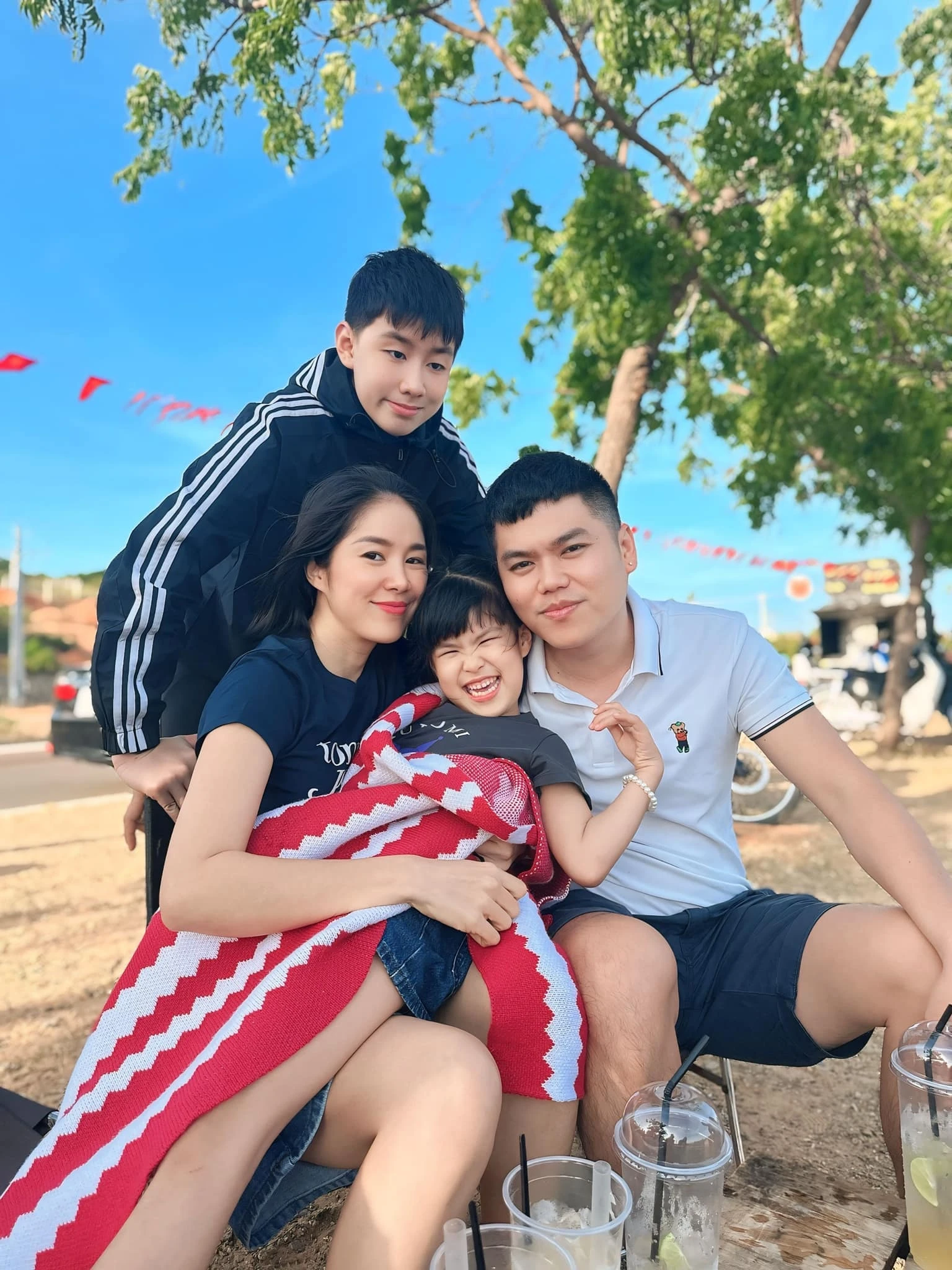 Lê phương đưa mẹ ruột và mẹ chồng đi kỷ niệm đám cưới đúng ngày 88 8 năm vẫn nồng nàn với chồng trẻ trung kiên - 11