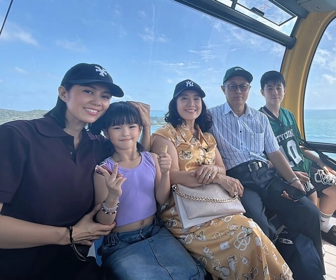 Lê phương được chồng trẻ chi tiền cho đi du lịch khoe con trai riêng như khổng lồ bên em gái nửa huyết thống - 1