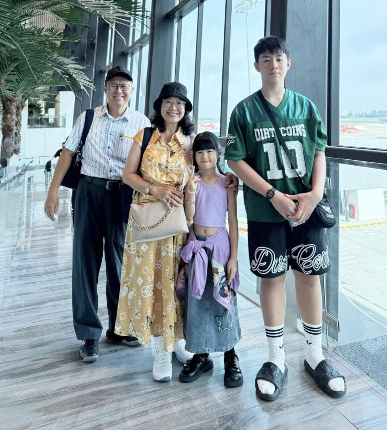 Lê phương được chồng trẻ chi tiền cho đi du lịch khoe con trai riêng như khổng lồ bên em gái nửa huyết thống - 2