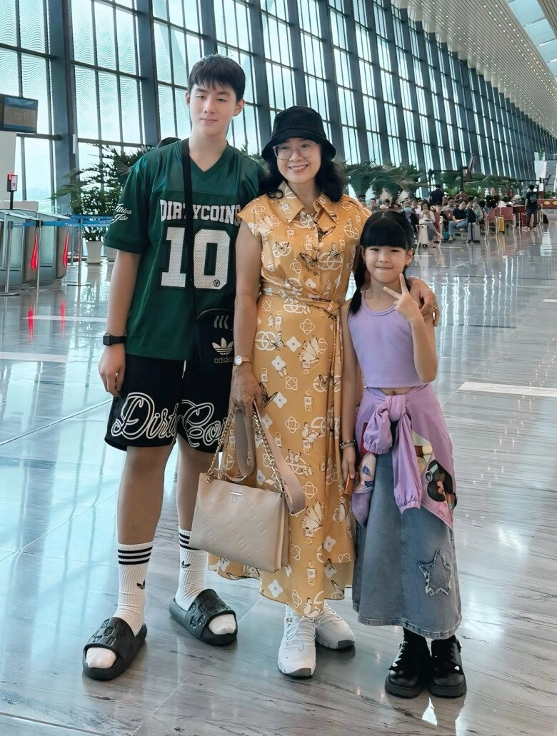 Lê phương được chồng trẻ chi tiền cho đi du lịch khoe con trai riêng như khổng lồ bên em gái nửa huyết thống - 4
