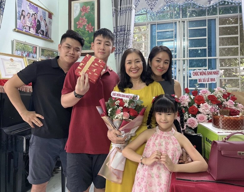 Lê phương được chồng trẻ chi tiền cho đi du lịch khoe con trai riêng như khổng lồ bên em gái nửa huyết thống - 10