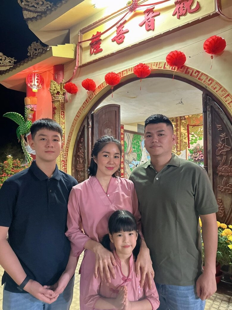 Lê phương được chồng trẻ chi tiền cho đi du lịch khoe con trai riêng như khổng lồ bên em gái nửa huyết thống - 13