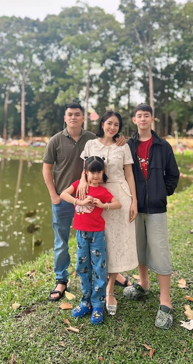 Lê phương kể chuyện con trai 1m8 bám bố dượng mẹ hỏi chuyện còn đáp con nói với ba được rồi - 11