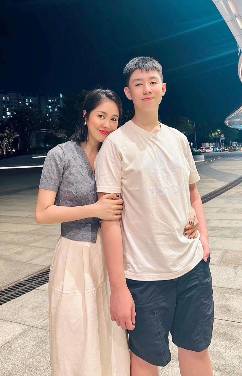 Lê phương khoe cảnh nội - ngoại sum vầy trong ngày vui của chồng quý tử cà pháo điển trai quấn quýt bên bố dượng - 6
