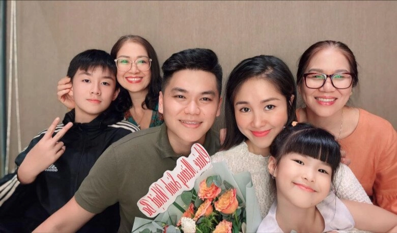 Lê phương khoe cảnh nội - ngoại sum vầy trong ngày vui của chồng quý tử cà pháo điển trai quấn quýt bên bố dượng - 2