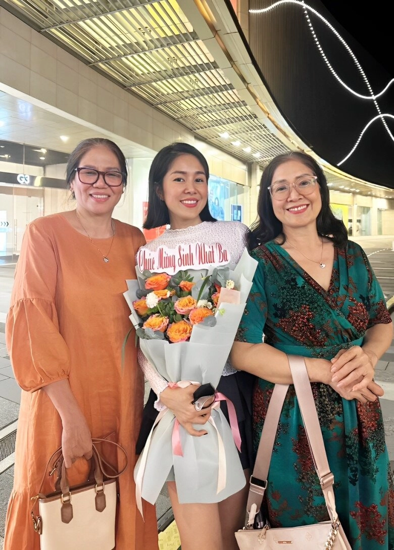 Lê phương khoe cảnh nội - ngoại sum vầy trong ngày vui của chồng quý tử cà pháo điển trai quấn quýt bên bố dượng - 3