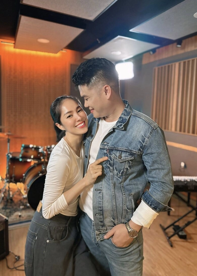 Lê phương khoe cảnh nội - ngoại sum vầy trong ngày vui của chồng quý tử cà pháo điển trai quấn quýt bên bố dượng - 9
