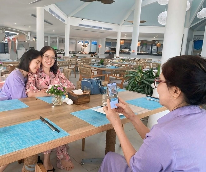Lê phương khoe mối quan hệ với mẹ ruột và mẹ chồng 2 bà thông gia trẻ đẹp nhìn giống như chị em sinh đôi - 1