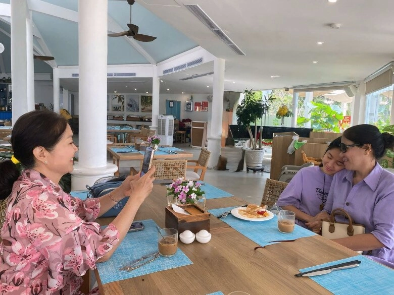 Lê phương khoe mối quan hệ với mẹ ruột và mẹ chồng 2 bà thông gia trẻ đẹp nhìn giống như chị em sinh đôi - 2