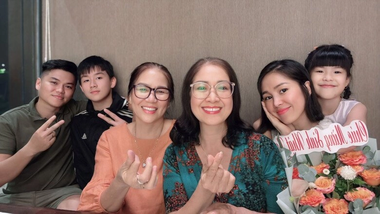 Lê phương khoe mối quan hệ với mẹ ruột và mẹ chồng 2 bà thông gia trẻ đẹp nhìn giống như chị em sinh đôi - 3