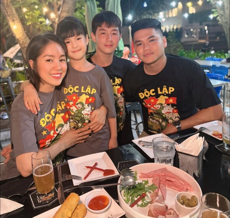 Lê phương khoe mối quan hệ với mẹ ruột và mẹ chồng 2 bà thông gia trẻ đẹp nhìn giống như chị em sinh đôi - 4