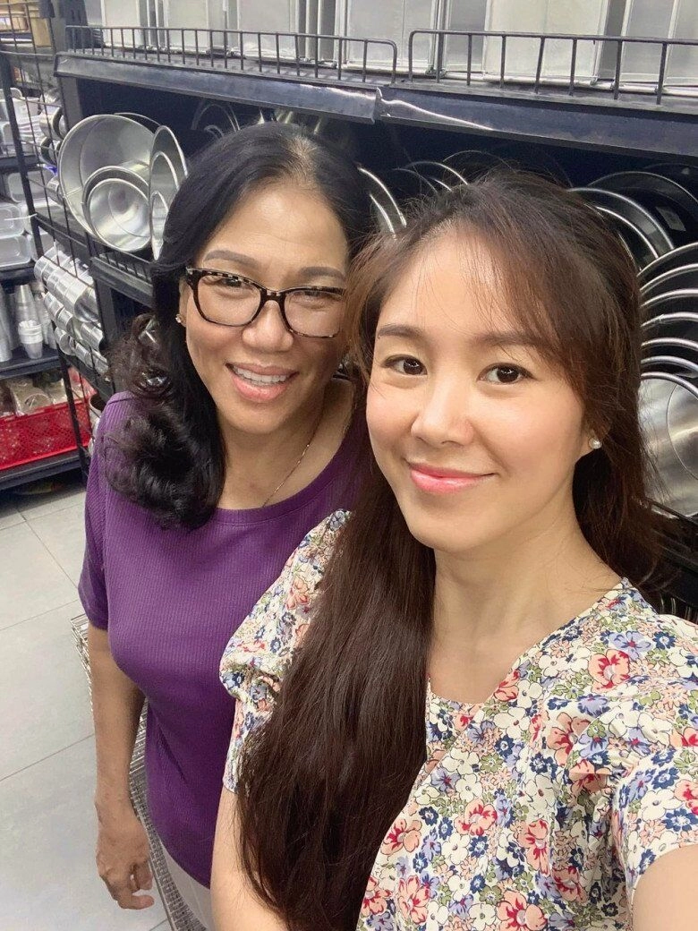 Lê phương khoe mối quan hệ với mẹ ruột và mẹ chồng 2 bà thông gia trẻ đẹp nhìn giống như chị em sinh đôi - 5