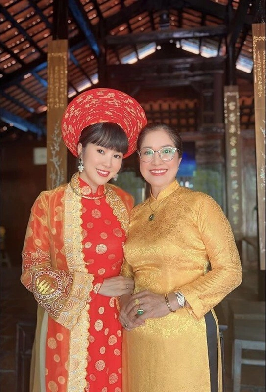 Lê phương khoe mối quan hệ với mẹ ruột và mẹ chồng 2 bà thông gia trẻ đẹp nhìn giống như chị em sinh đôi - 11