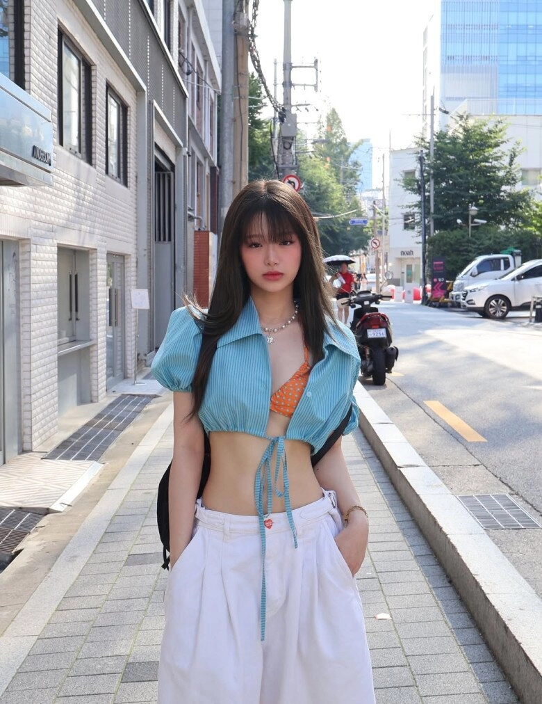 Linh ka không ngại thử phong cách mới khoe eo thon con kiến - 1