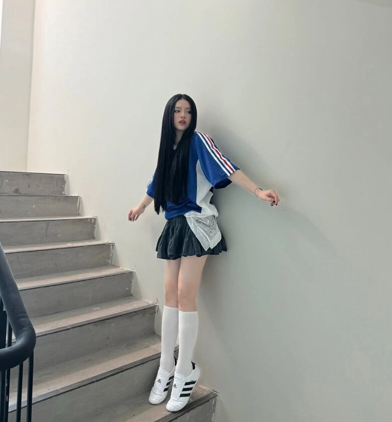 Linh ka không ngại thử phong cách mới khoe eo thon con kiến - 10