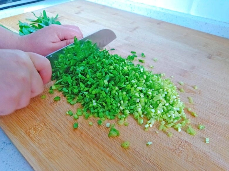 Loại lá mệnh danh là rau của thận lại còn tốt cho gan đem xào với trứng được món ngon bổ - 1