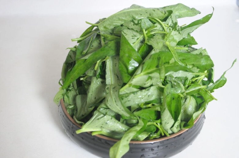 Loại rau giàu cả sắt lẫn canxi tưởng chỉ xào tỏi mới ngon ai ngờ nấu chung với trứng lại hấp dẫn bổ dưỡng thế này - 2