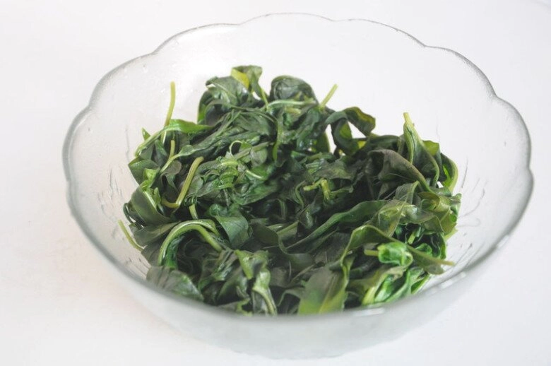 Loại rau giàu cả sắt lẫn canxi tưởng chỉ xào tỏi mới ngon ai ngờ nấu chung với trứng lại hấp dẫn bổ dưỡng thế này - 4