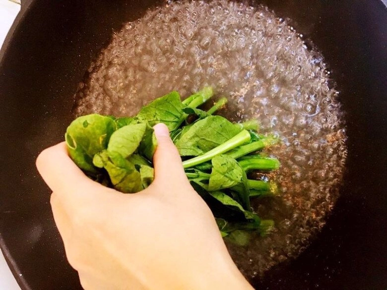Loại rau rẻ tiền nhưng rất ngon có lượng canxi gấp 5 lần cá đem luộc rồi sốt tỏi cực giòn ngọt - 6