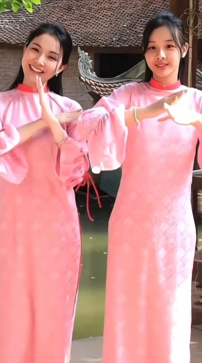 Loạt công chúa nhà hoa á hậu việt sở hữu đôi chân dài thẳng tắp mẹ đứng kế trông như tí hon - 1