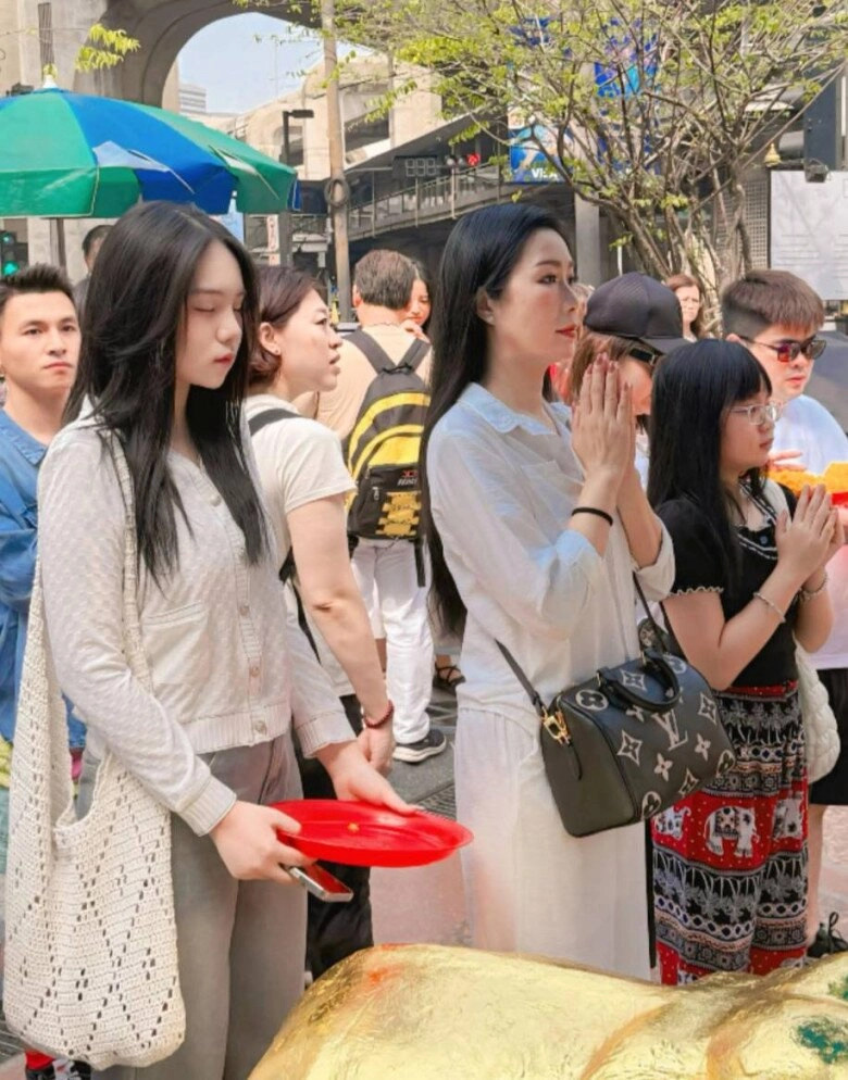 Loạt công chúa nhà hoa á hậu việt sở hữu đôi chân dài thẳng tắp mẹ đứng kế trông như tí hon - 7