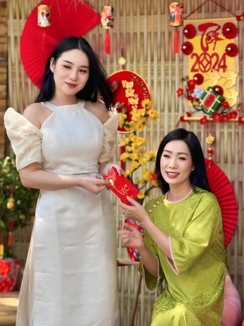 Loạt công chúa nhà hoa á hậu việt sở hữu đôi chân dài thẳng tắp mẹ đứng kế trông như tí hon - 8