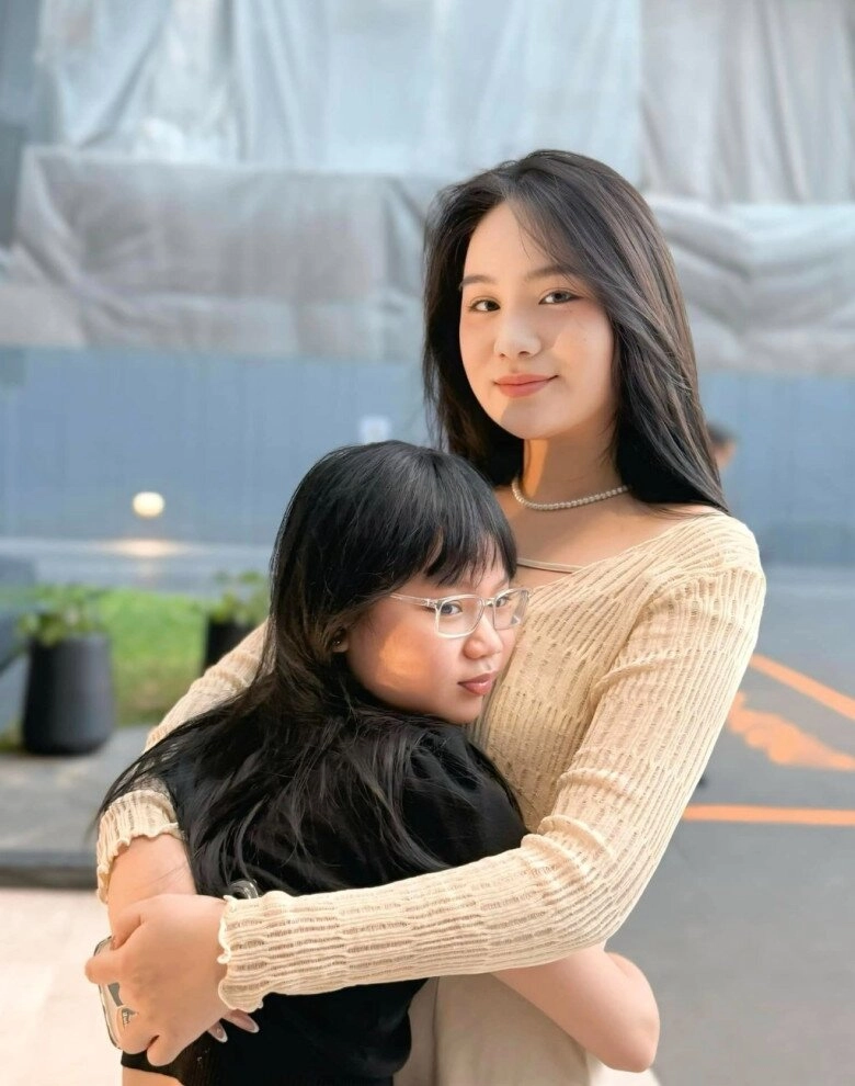 Loạt công chúa nhà hoa á hậu việt sở hữu đôi chân dài thẳng tắp mẹ đứng kế trông như tí hon - 9