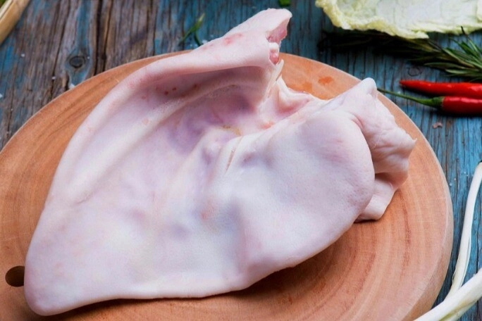 Luộc tai lợn nhiều năm giờ mới biết tai phải ngâm vào thứ nước này trước khi thái mới trắng giòn đẹp mắt - 1
