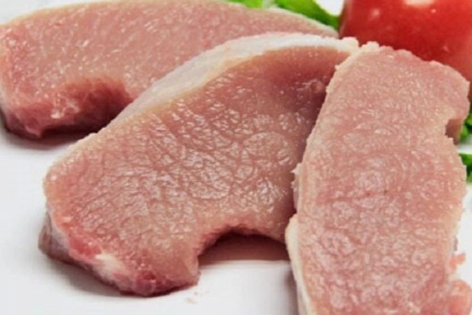 Luộc thịt lợn xong để một lúc hay bị xỉn màu bếp trưởng tiết lộ chỉ cần thêm thứ này thịt trắng mềm mọng thơm ngon - 1
