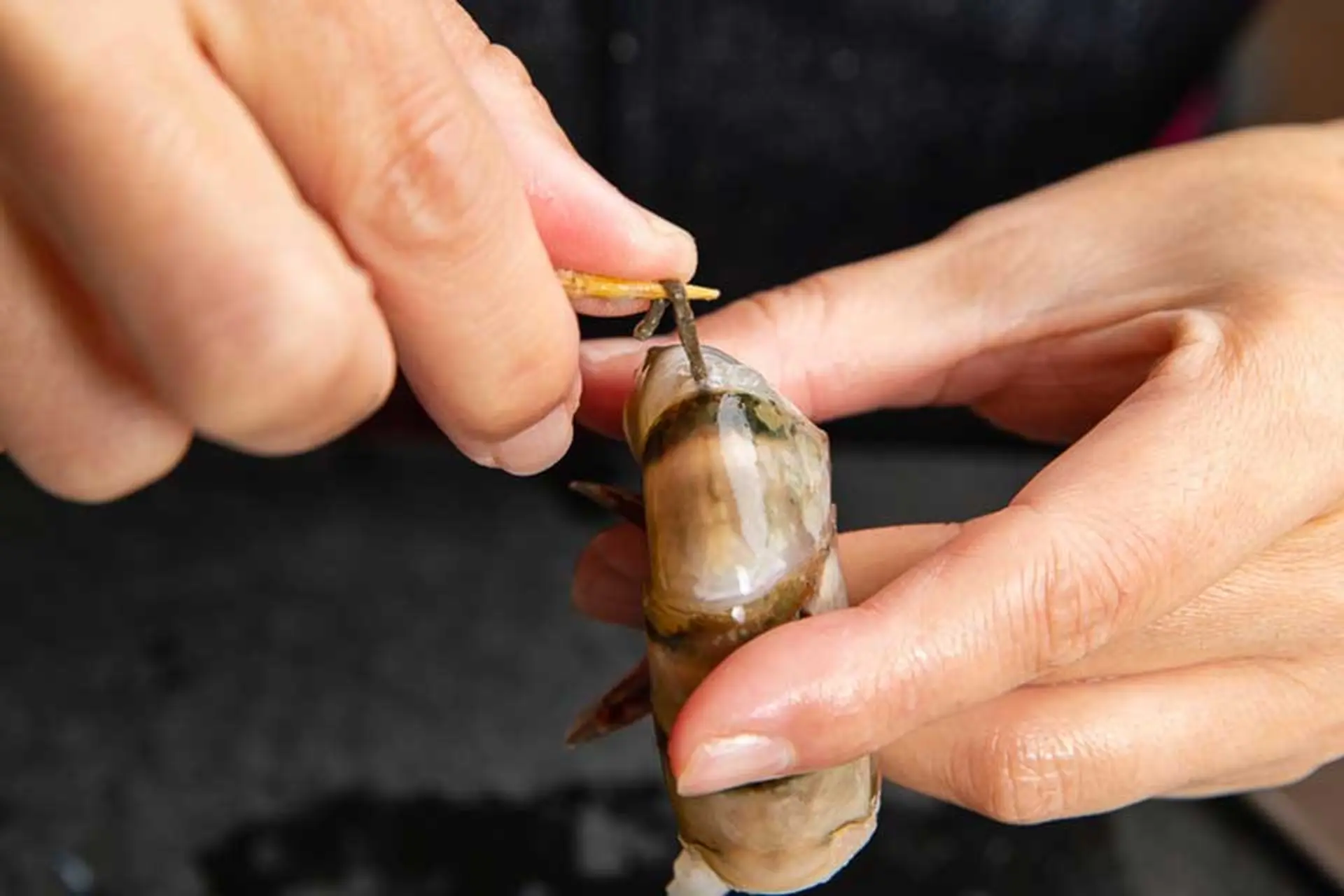 Luộc tôm đừng dùng hành gừng để khử tanh chỉ cần thêm vài hạt này tôm chín đỏ au thơm lừng ai ăn cũng khen - 2