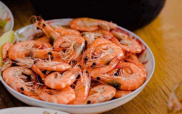 Luộc tôm đừng dùng hành gừng để khử tanh chỉ cần thêm vài hạt này tôm chín đỏ au thơm lừng ai ăn cũng khen - 3