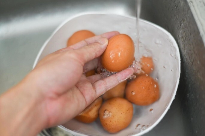 Luộc trứng thêm 2 thứ nữa trứng vừa thơm ngon lại dễ bóc vỏ đến bất ngờ - 2