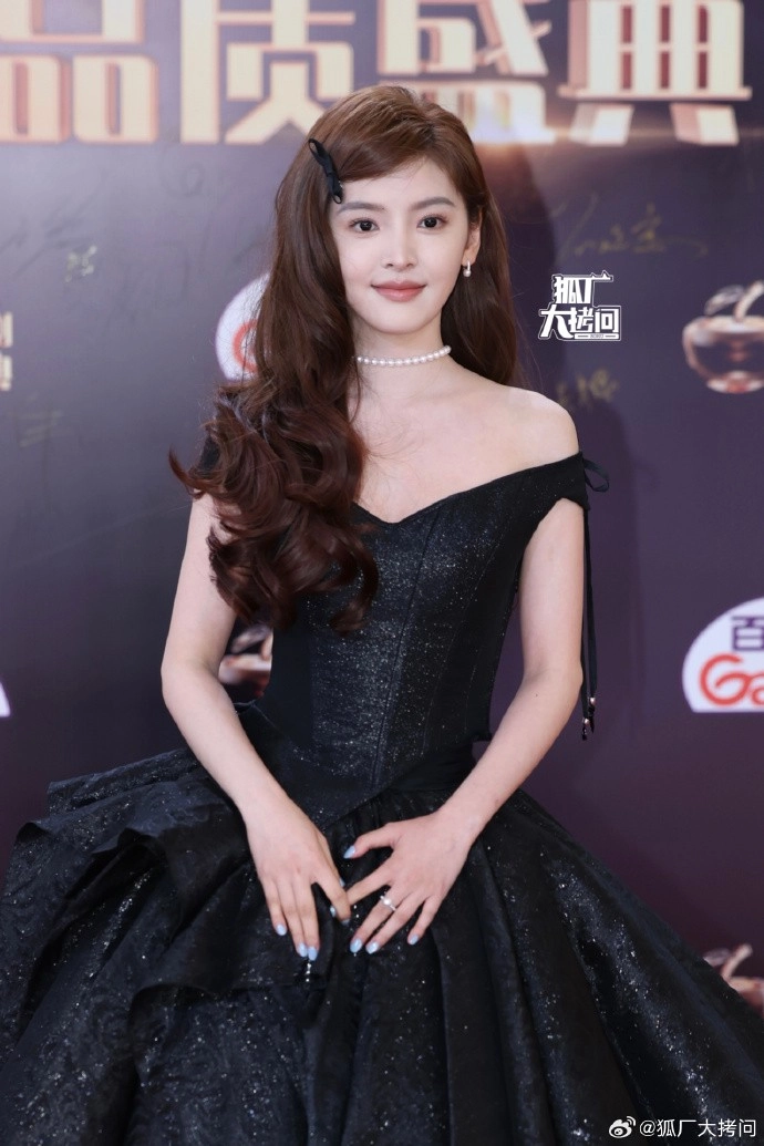Lưu diệc phi quan hiểu đồng diện cầu kỳ chương nhược nam lạ lẫm trên thảm đỏ - 3