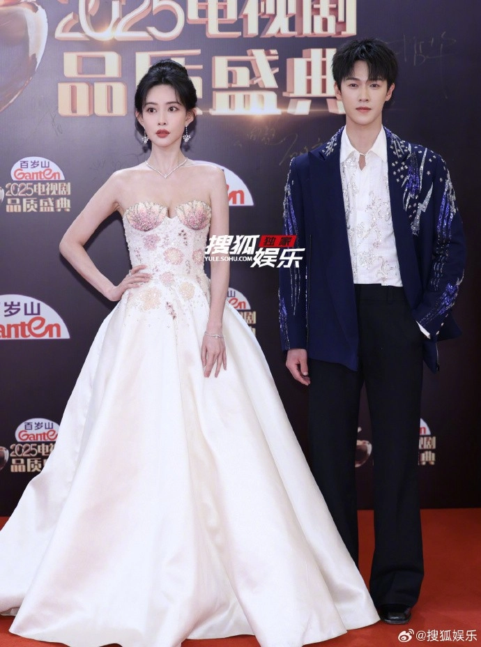 Lưu diệc phi quan hiểu đồng diện cầu kỳ chương nhược nam lạ lẫm trên thảm đỏ - 4
