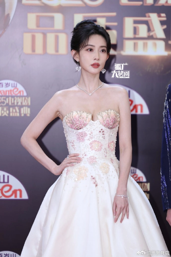 Lưu diệc phi quan hiểu đồng diện cầu kỳ chương nhược nam lạ lẫm trên thảm đỏ - 5