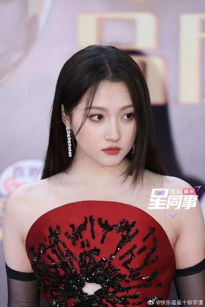 Lưu diệc phi quan hiểu đồng diện cầu kỳ chương nhược nam lạ lẫm trên thảm đỏ - 9