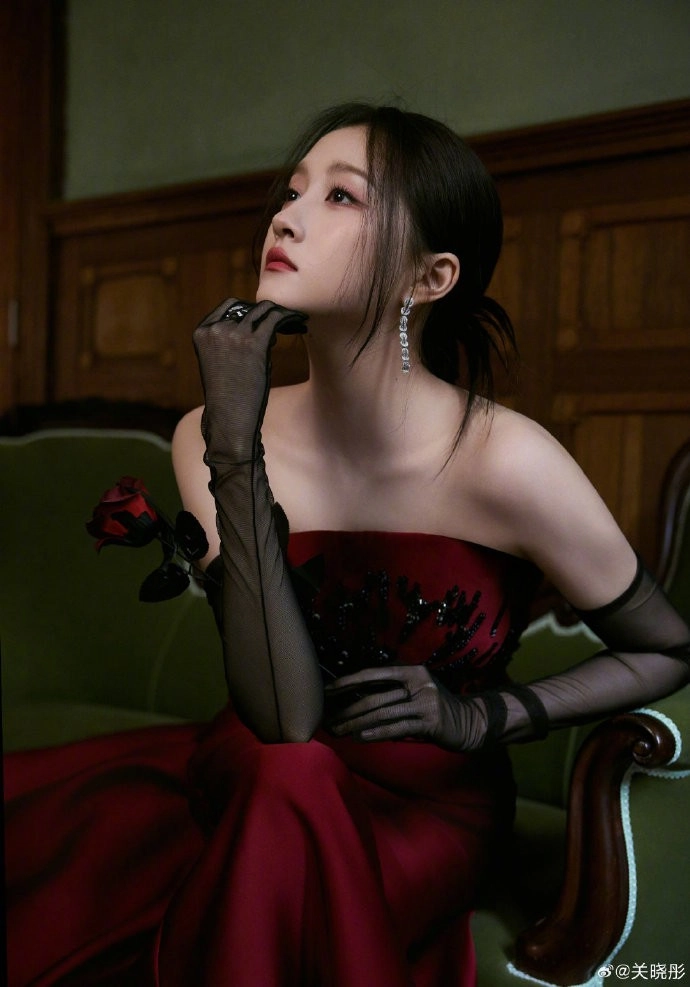 Lưu diệc phi quan hiểu đồng diện cầu kỳ chương nhược nam lạ lẫm trên thảm đỏ - 10