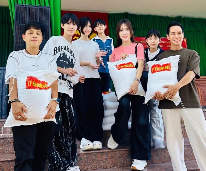 Lý hải đưa gia đình về quê làm từ thiện sau sáp nhập 2 ái nữ khệ nệ bê gạo nhận mưa lời khen - 1